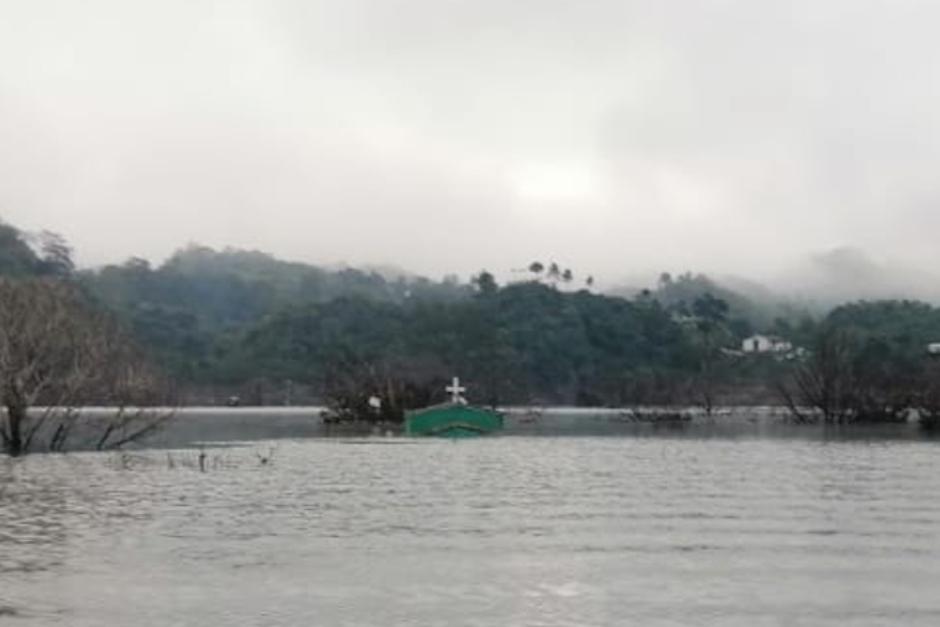 Lo alto de una iglesia en la aldea Campur, San Pedro Carchá, ha podido ser vista luego de 53 días de estar inundada. (Foto: cortesía Erick Cu Caal)&nbsp;