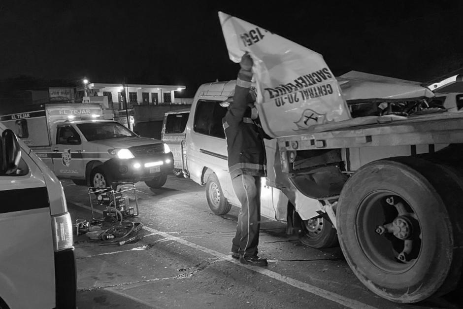Tres personas murieron en un accidente de tránsito ocurrido en el kilómetro 50 de la ruta Interamericana. (Foto: Bomberos Municipales Departamentales)&nbsp;