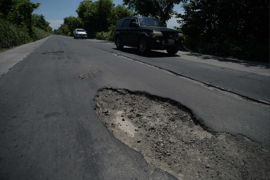 La carretera desde Escuintla a Puerto Quetzal est&aacute; muy da&ntilde;ada y s&oacute;lo existe un proyecto de Alianza P&uacute;blico Privada para repararla. (Foto: Archivo/Soy502)