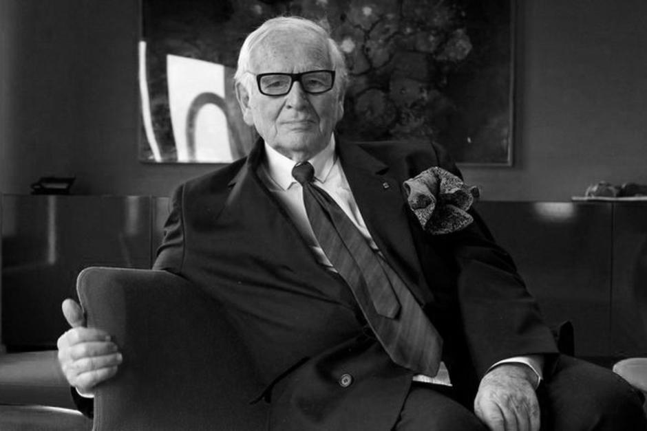 El modista&nbsp;franc&eacute;s&nbsp;Pierre&nbsp;Cardin,&nbsp;dise&ntilde;ador&nbsp;visionario y pionero del pr&ecirc;t-&agrave;-porter, falleci&oacute; el martes a los 98 a&ntilde;os. (Foto: AFP)&nbsp;