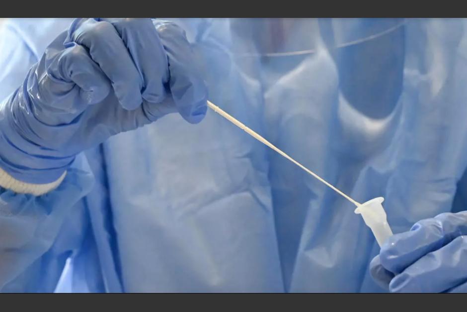 Una cepa más contagiosa del Covid-19 fue detectada en el Reino Unido, lo que ha generado alarma en los epidemiólogos de todo el mundo. (Foto: AFP)