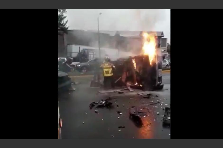 Bomberos luchan por rescatar al piloto que qued&oacute; atrapado en un veh&iacute;culo que prendi&oacute; fuego en el Anillo Perif&eacute;rico, zona 11. (Foto: Captura de pantalla)