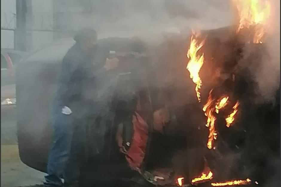 Un veh&iacute;culo prendi&oacute; fuego despu&eacute;s de una colisi&oacute;n en El Perif&eacute;rico, zona 11. (Foto: Bomberos Voluntarios)