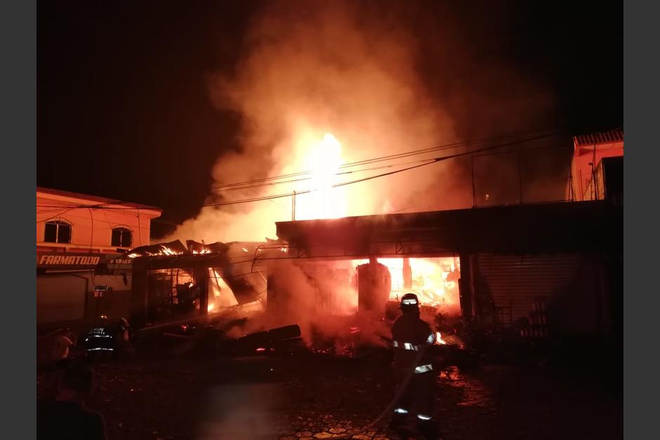 El incendio en una coheter&iacute;a de San Marcos consumi&oacute; cuatro locales comerciales y dos viviendas. (Foto: Bomberos Municipales Departamentales)