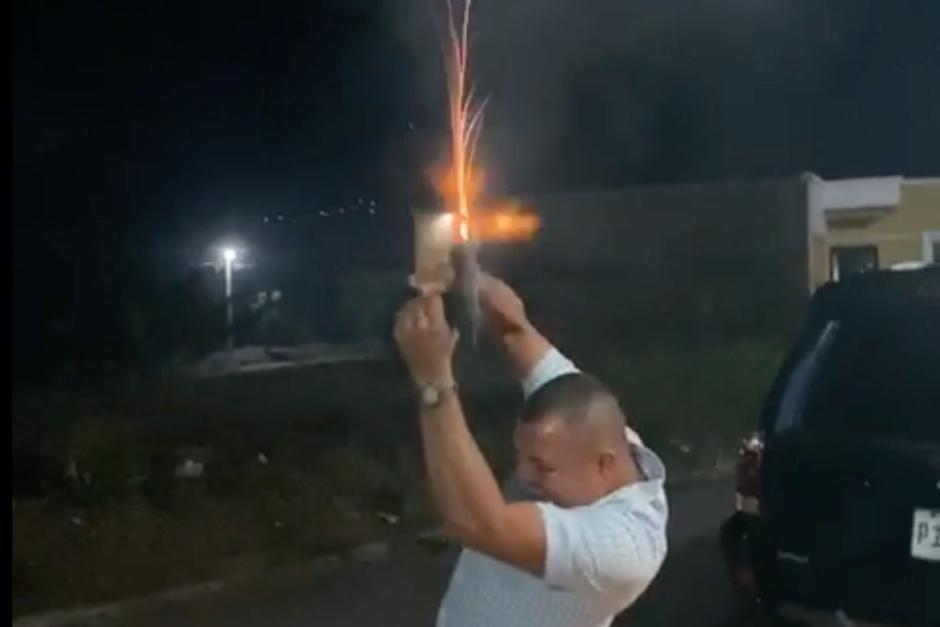 Usuarios de las redes sociales identificaron al hombre que disparó al aire para celebrar el Año Nuevo y es militar. (Foto: Archivo/Soy502)