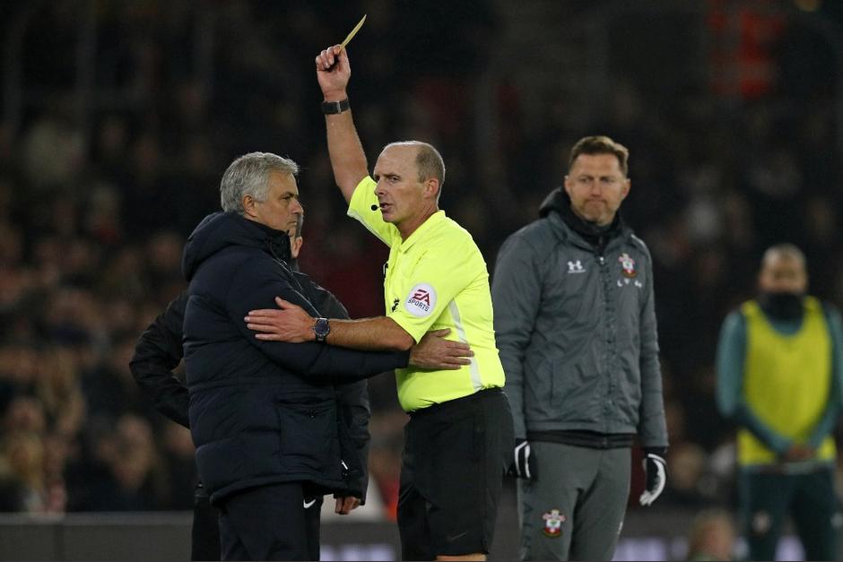 El "special one" siempre da de qué hablar y esta vez estuvo cerca de ser echado por su curioso y reprobable comportamiento. (Foto: AFP)