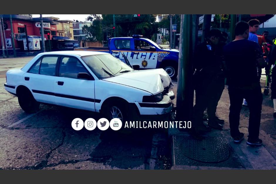 Veh&iacute;culo choca contra poste de energ&iacute;a el&eacute;ctrica en la zona 9. (Foto: PMT/Am&iacute;lcar Montejo)