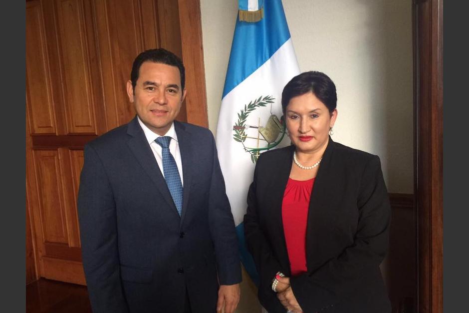 El presidente Jimmy Morales junto a la exfiscal General Thelma Aldana. (Foto: Pedro Visión)
