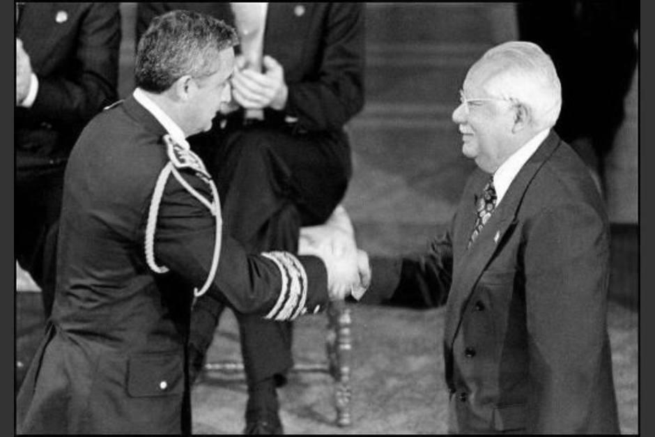 El excomandante de la URNG, Carlos Gonz&aacute;lez, da la mano a Otto P&eacute;rez Molina, durante la firma de los Acuerdos de Paz el 29 de diciembre de 1996. (Foto: AFP)