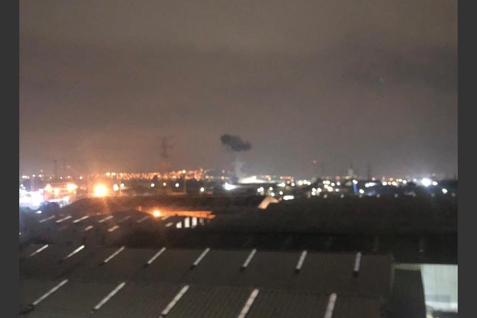 El incidente se gener&oacute; en una f&aacute;brica y ha puesto a la poblaci&oacute;n en alerta. (Foto: Twitter @DeUnaChaqueta)