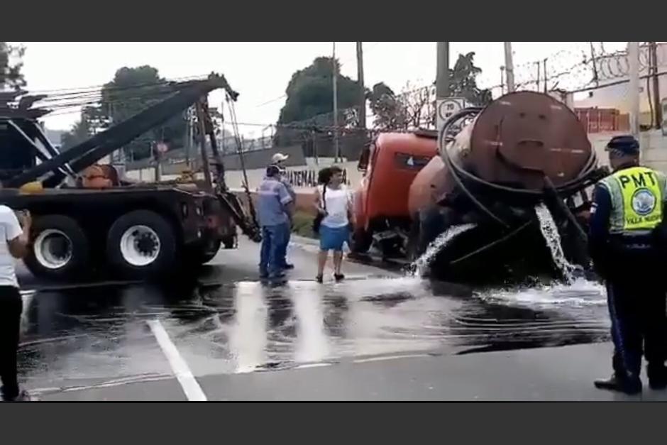 El paso fue cerrado mientras una grúa trabajaba para retirar el camión. (Foto: captura de pantalla)