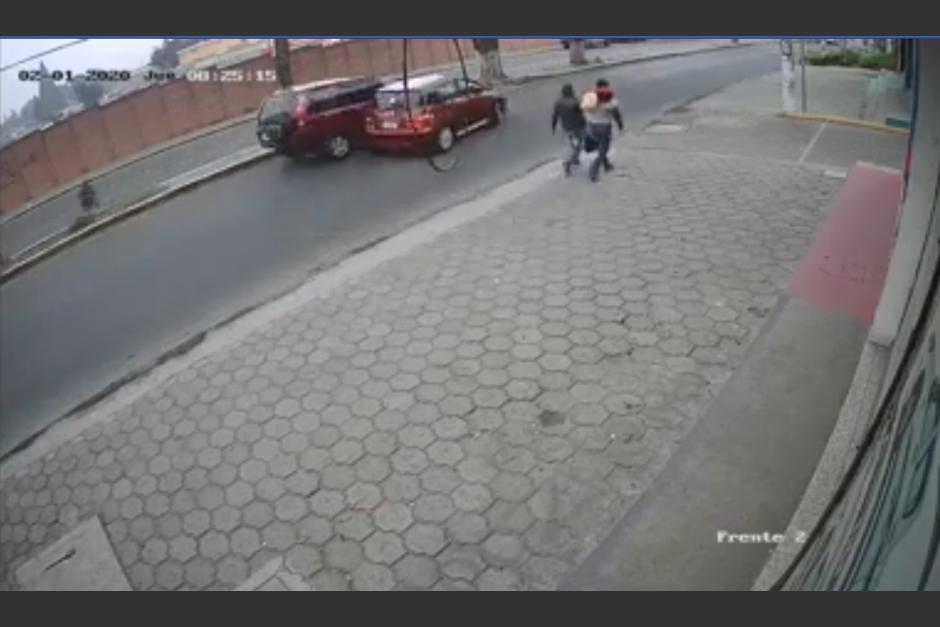 Imprudencia y fuerte accidente captados en cámara de seguridad