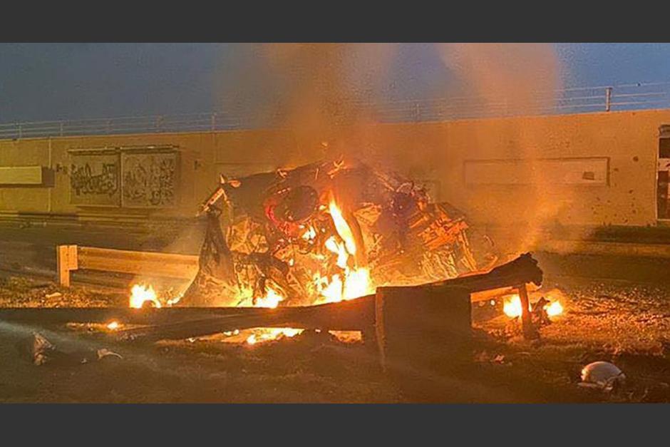 Los restos del convoy iraní en llamas en un camino cerca del Aeropuerto Internacional de Bagdad. (Foto: AFP)