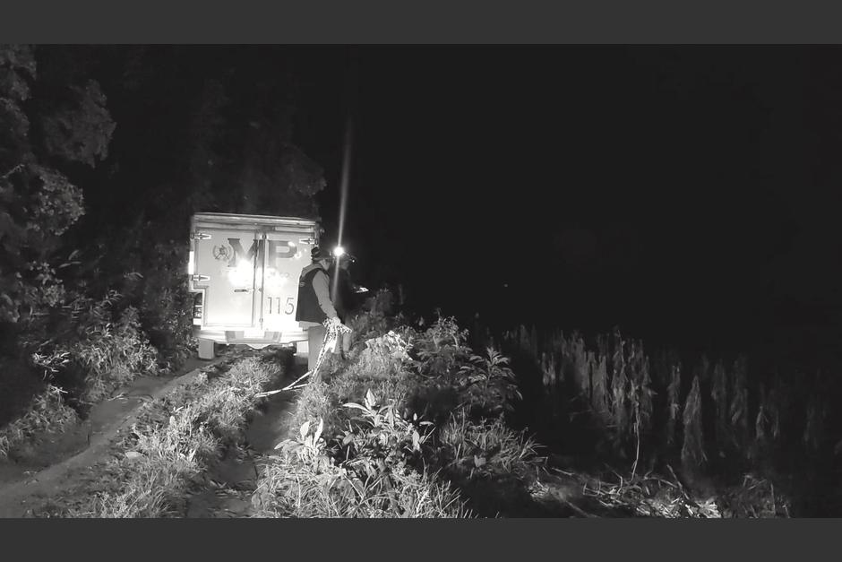 El Ministerio Público realizó las diligencias en un área boscosa de San Martín Sacatepéquez, Quetzaltenango. (Foto: Stereo 100 Noticias)