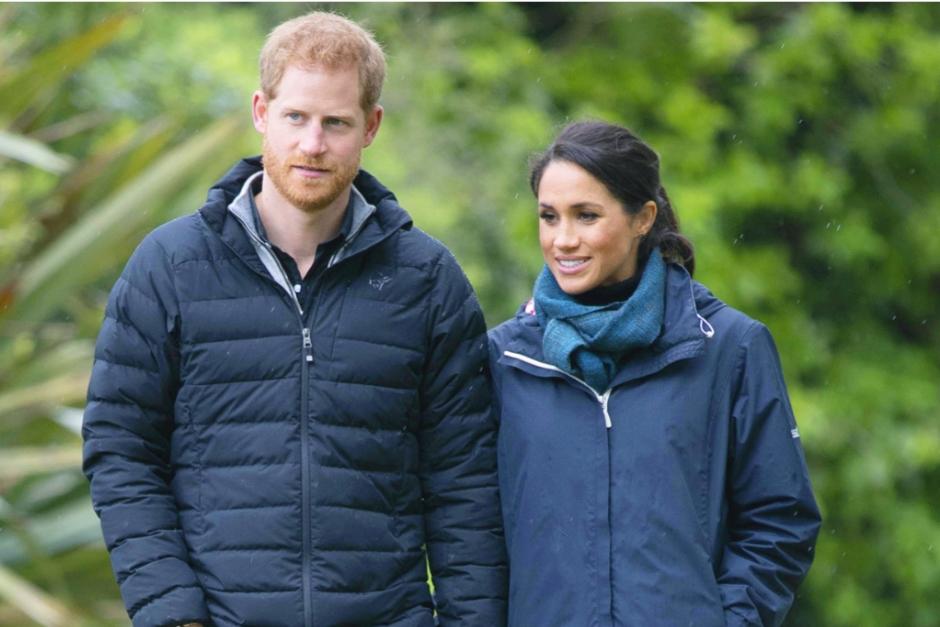 Meghan Markle se ofreci&oacute; para hacer una fotograf&iacute;a a una pareja. (Foto: hola.com)&nbsp;