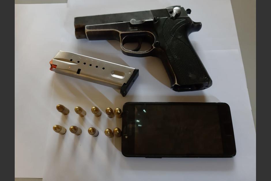 El hombre se desplazaba a pie, pero agentes de la PNC lograron capturarlo y decomisarle un arma. (Foto: PNC)