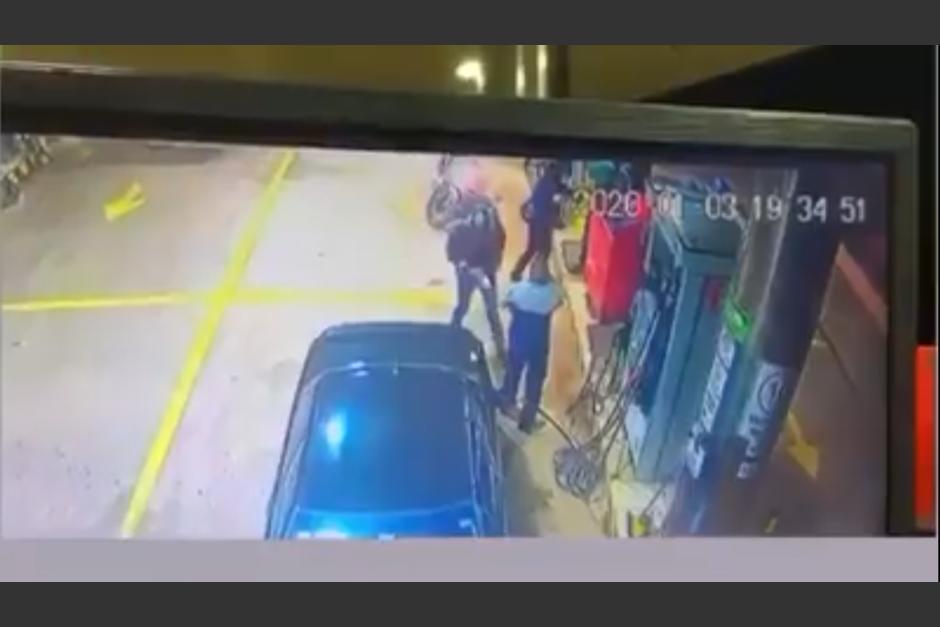 La acci&oacute;n qued&oacute; registrada en el circuito cerrado del expendio de gasolina. (Captura Video)