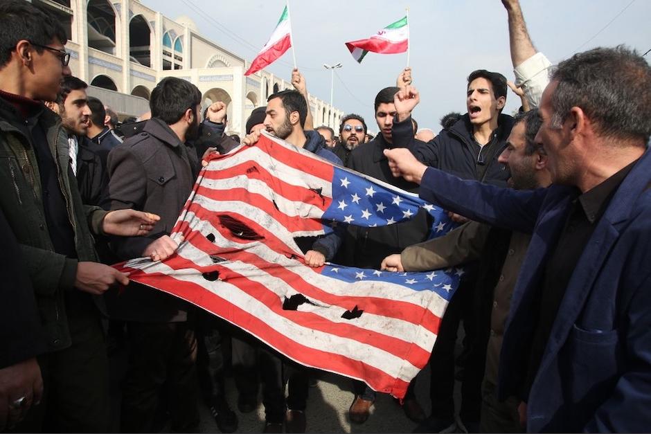 Luego del ataque estadounidense en donde falleci&oacute; el comandante iran&iacute; Qasem Soleimani, cientos de manifestantes protestaron contra EE.UU. quemando su bandera (Foto: AFP)