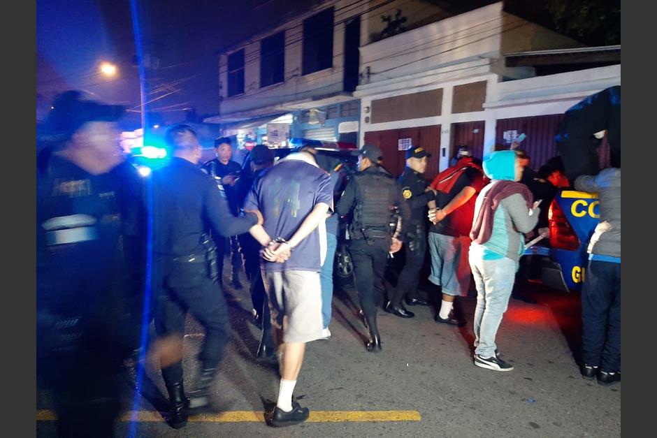Los delincuentes fueron llevados hacia los tribunales tras ser sorprendidos en un predio donde modificaban los carros. (Foto: PNC)