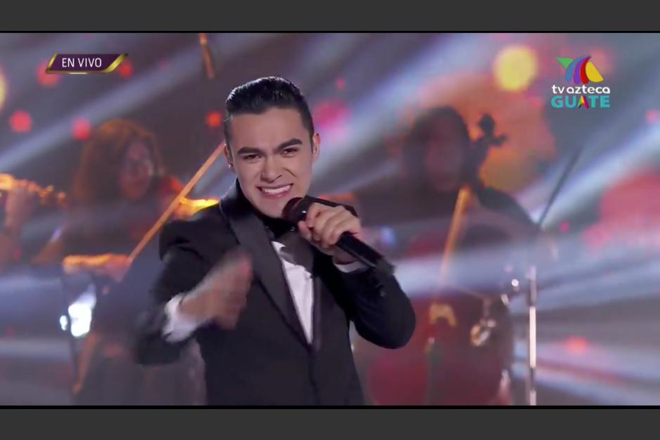 Dennis Arana sorprendi&oacute; con el tema "Abr&aacute;zame muy fuerte", de Juan Gabriel. (Captura Video)