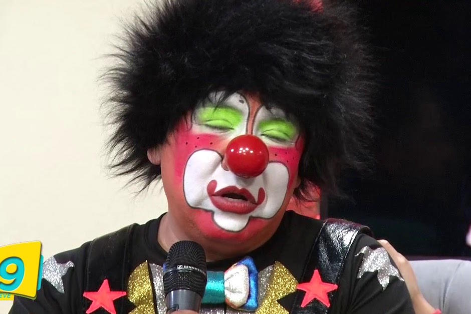 "Chuponcito" no pudo contener el llanto al contar como inició en el arte de ser payaso. (Foto: Captura de video)