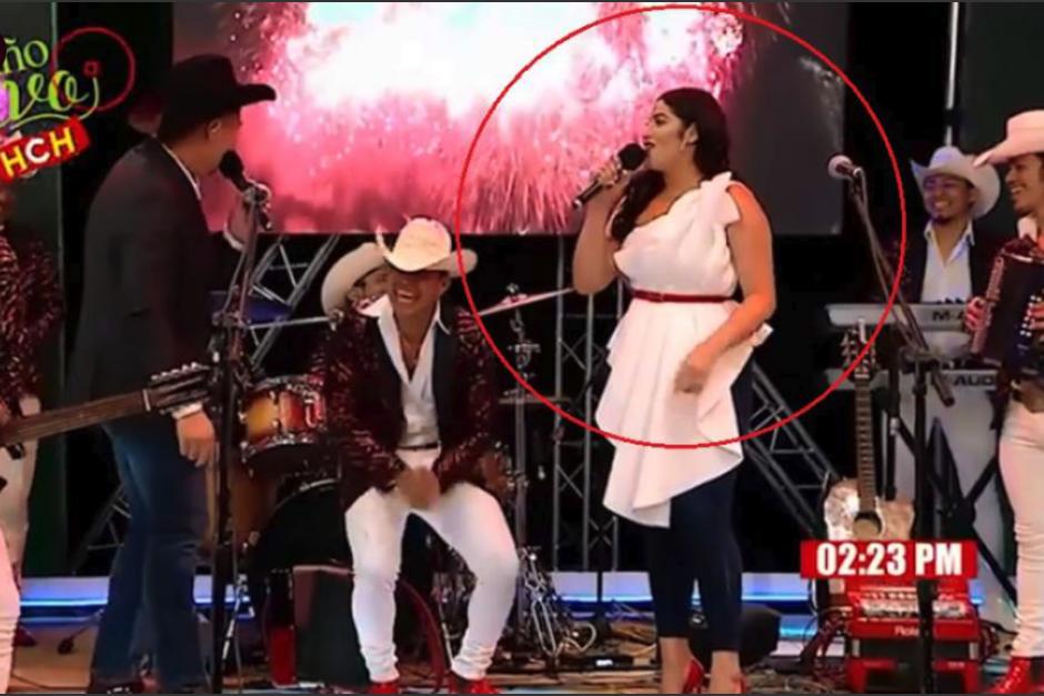 Presentadora de TV en Honduras sufre jocosa ca&iacute;da en vivo. (Foto: Captura de video)