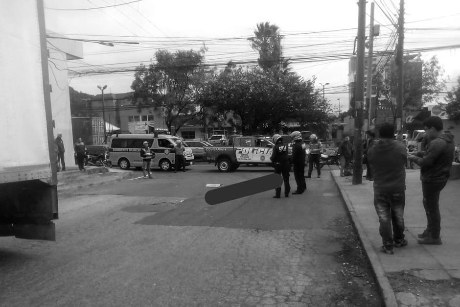 Un tr&aacute;iler atropell&oacute; a una persona en la 31 calle y Avenida Petapa, zona 12. (Foto: Am&iacute;lcar Montejo/PMT Guatemala)