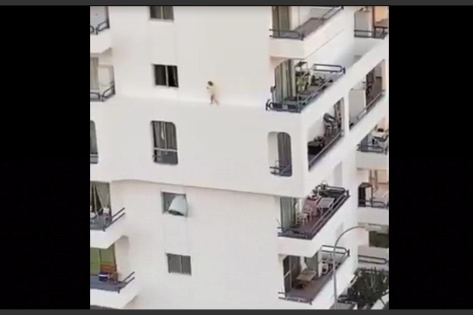La pequeña de desplaza por la cornisa mientras una turista logró captar su imprudencia. (Captura Video)