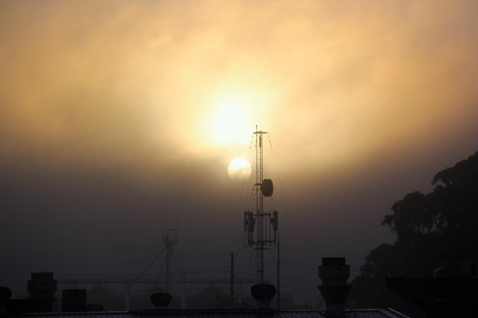 Los capitalinos salieron muy abrigados ante el frío y la poca visibilidad en las primeras horas del martes. (Foto: Fredy Hernández/Soy502)