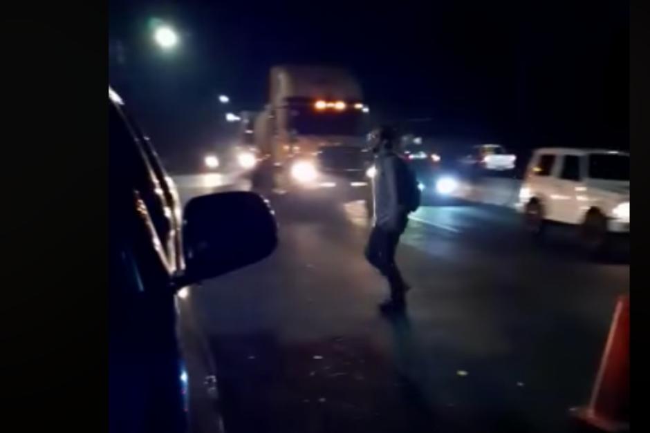 El peat&oacute;n atraviesa dos carriles de la ruta al Pac&iacute;fico. (Foto: captura de pantalla)&nbsp;