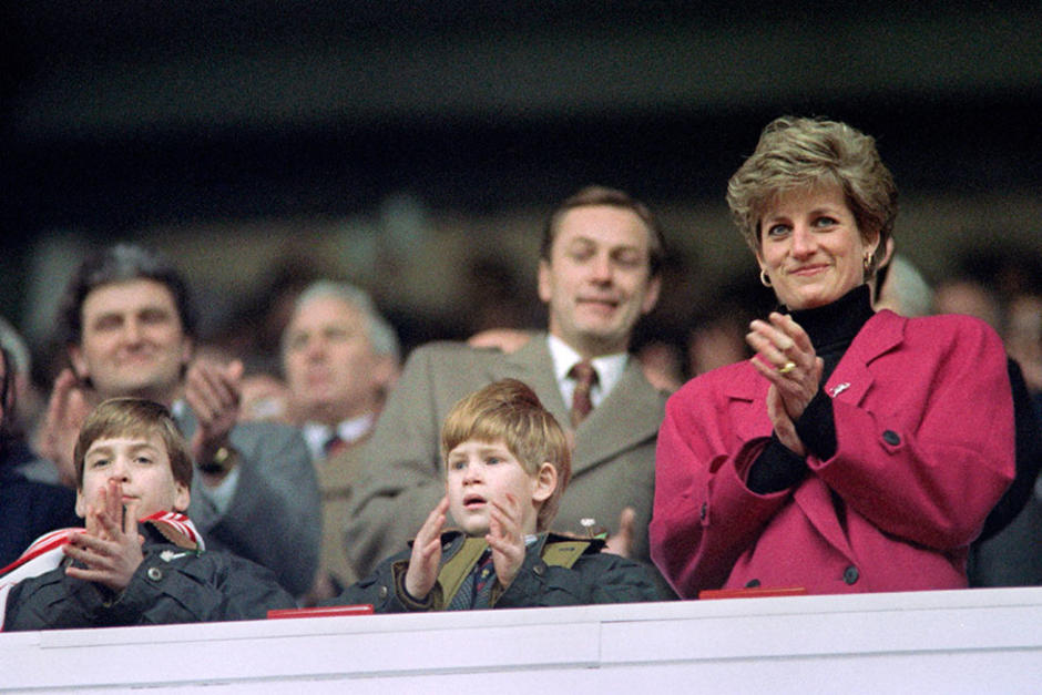 Sale a luz un video de la Princesa Diana mientras rega&ntilde;a al pr&iacute;ncipe Harry cuando era un ni&ntilde;o. (Foto: AFP)&nbsp;