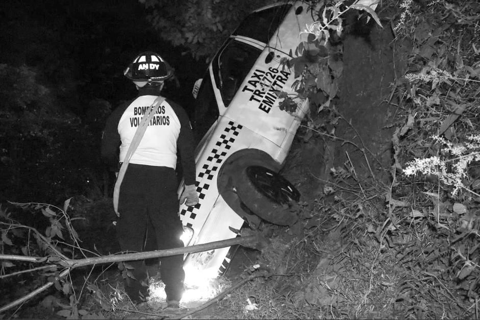 El conductor conducía el taxi en el momento que fue blanco de un ataque armado. (Foto: Bomberos Voluntarios)