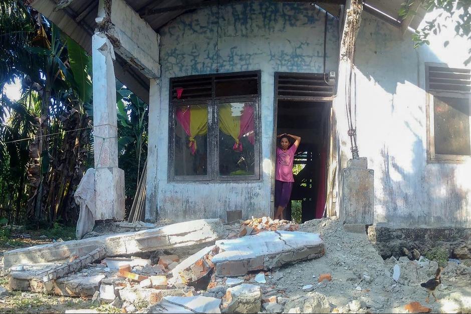 Varias viviendas se redujeron a escombros tras el potente movimiento telúrico. (Foto: AFP)