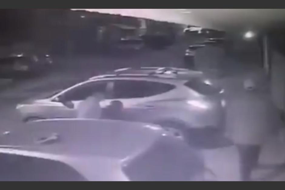 El robo se registró la noche de este lunes en la zona 11. (Foto: captura de pantalla)