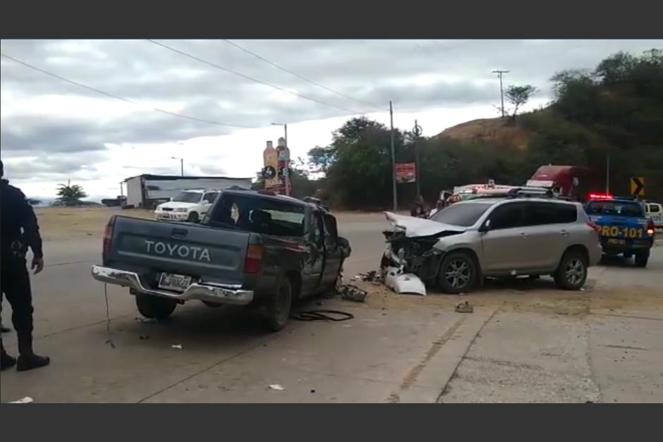 Al parecer, uno de los automóviles quiso cambiarse de carril, pero no se percató del otro carro. (Captura Video)