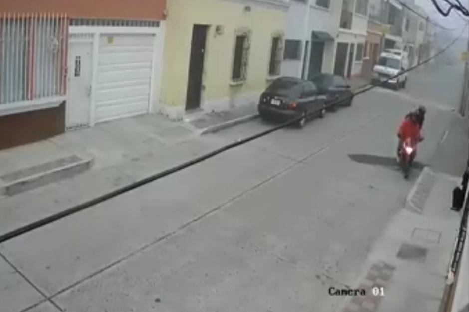 Los delincuentes lograron escapar en una motocicleta. (Foto: captura de pantalla)
