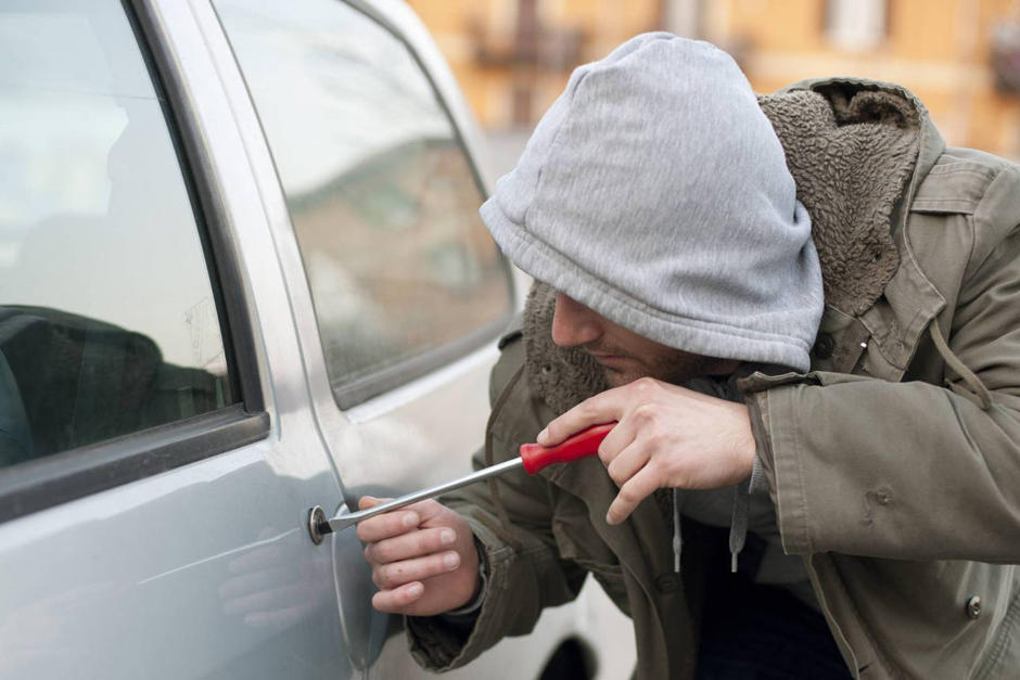 Un hombre fue captado mientras robaba la bater&iacute;a de un veh&iacute;culo. (Imagen con fines ilustrativos. Foto: El Diario Victoria)