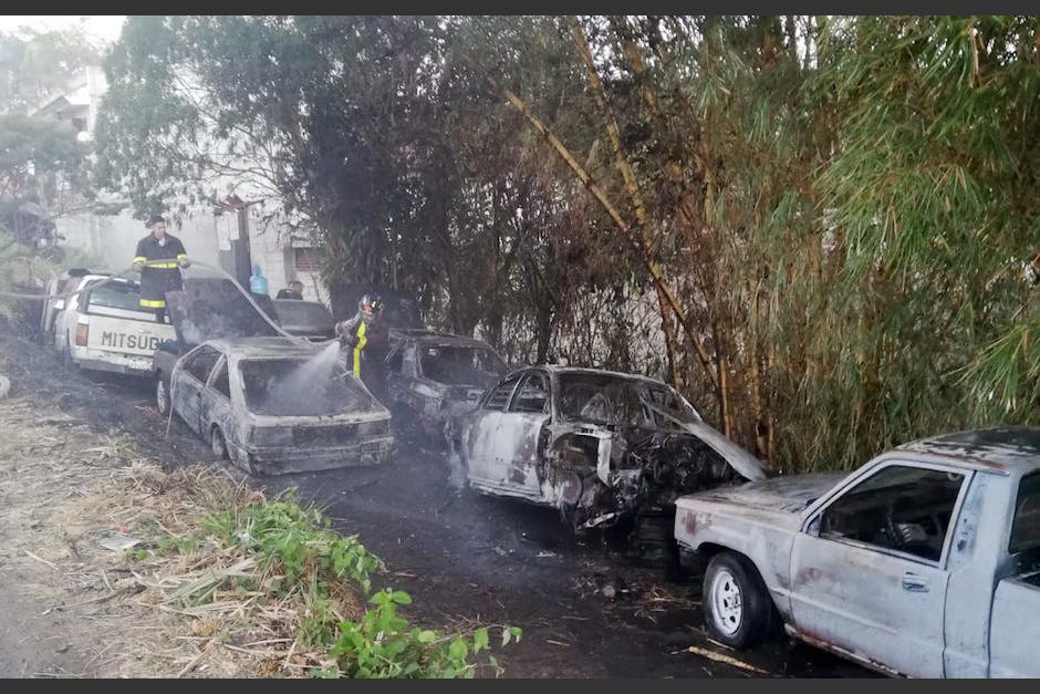 Varios veh&iacute;culos fueron consumidos por las llamas. (Foto: Bomberos Voluntarios)