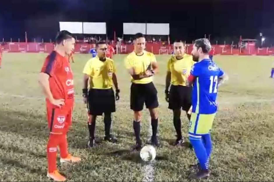 Los capitanes de ambos equipos durante el sorteo. (Foto: Locosxelfutbol)