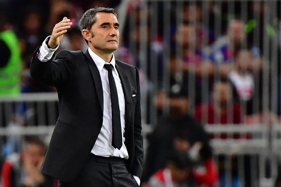 Ernesto Valverde salió sonriente de la reunión con la directiva del FC Barcelona. El estratega ya estaría fuera del plantel. (Foto: AFP)