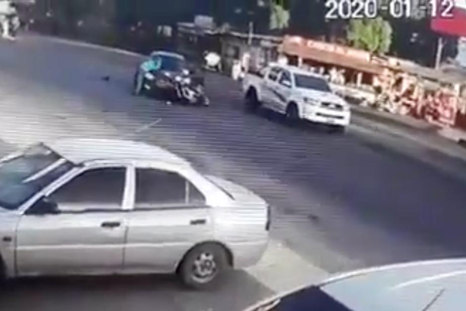 El motorista cae de pie después del tremendo choque. (Foto: captura de pantalla)&nbsp;