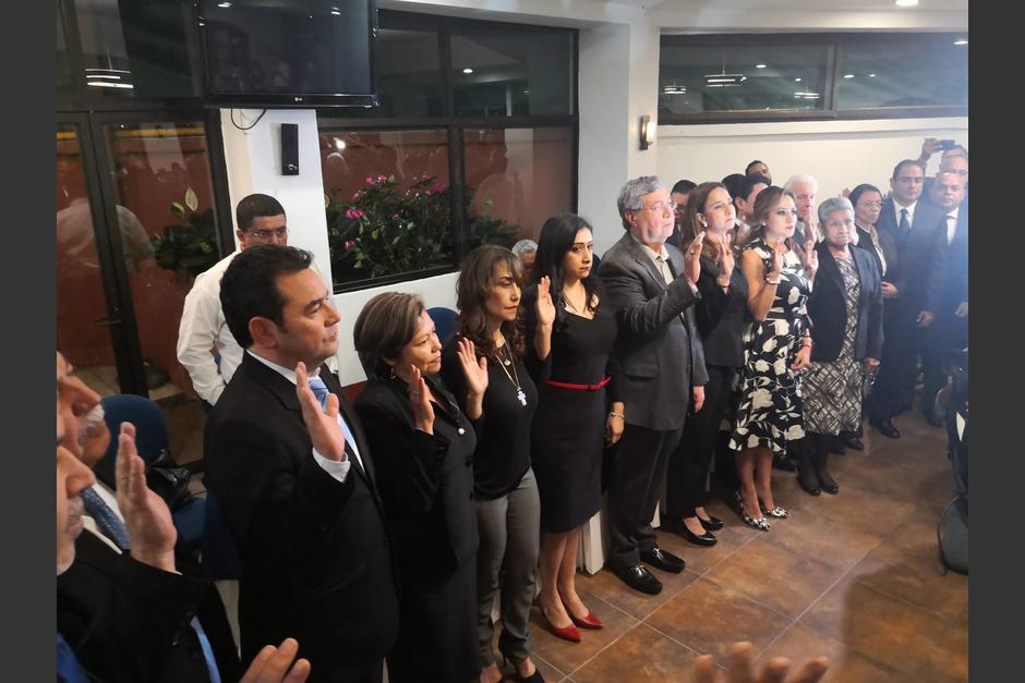 Jimmy Morales y Jafeth Cabrera logran ingresar al hotel donde los juramentarán. (Foto: José Miguel Castañeda/Soy502)