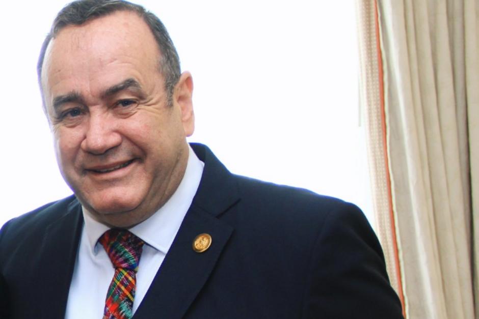 Alejandro Giammattei eligi&oacute; usar una corbata t&iacute;pica para sus reuniones previas a la toma de posesi&oacute;n. (Foto: Twitter Alejandro Giammattei)&nbsp;