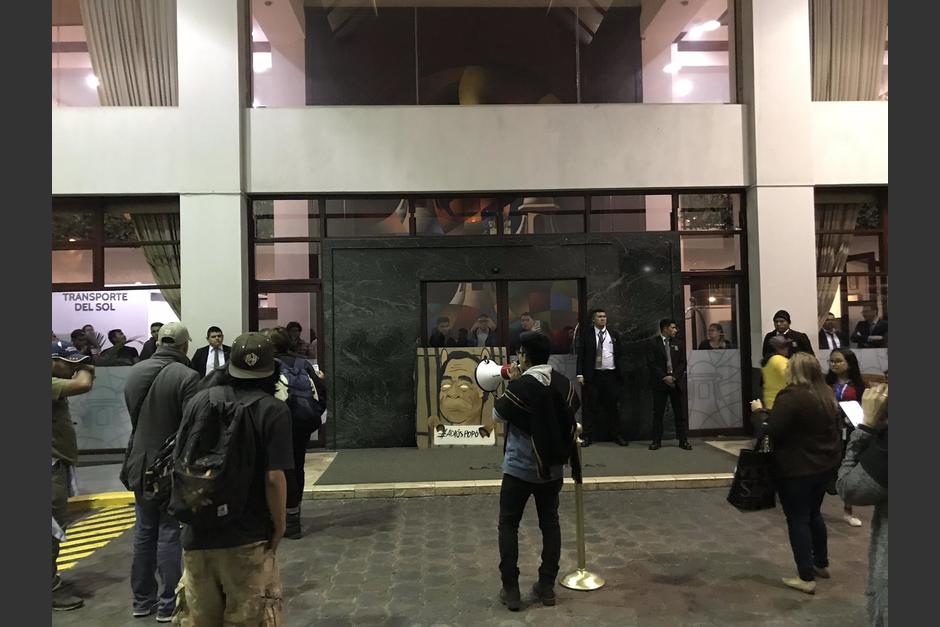 La Policía Nacional Civil confirmó que la captura fue por agresión a la autoridad. (Foto: Andrea Ixchíu/Twitter)&nbsp;