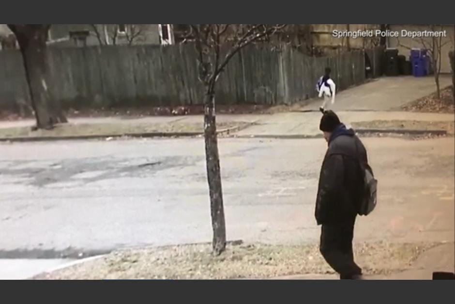 La ni&ntilde;a fue captada por las c&aacute;maras minutos antes de ser secuestrada. (Captura Video)