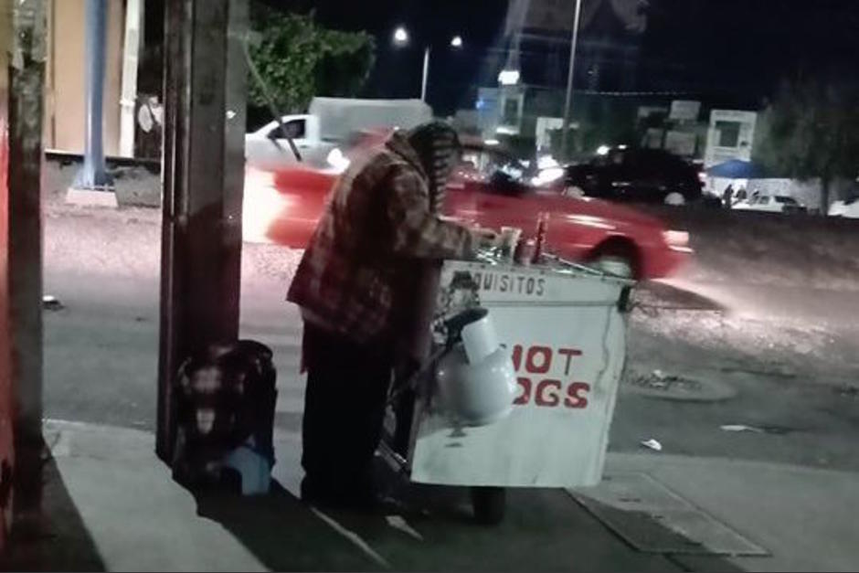 Esta fotograf&iacute;a se hizo viral y ayud&oacute; a mejorar las ventas del anciano. (Foto: Hiris Cruz/Facebook)