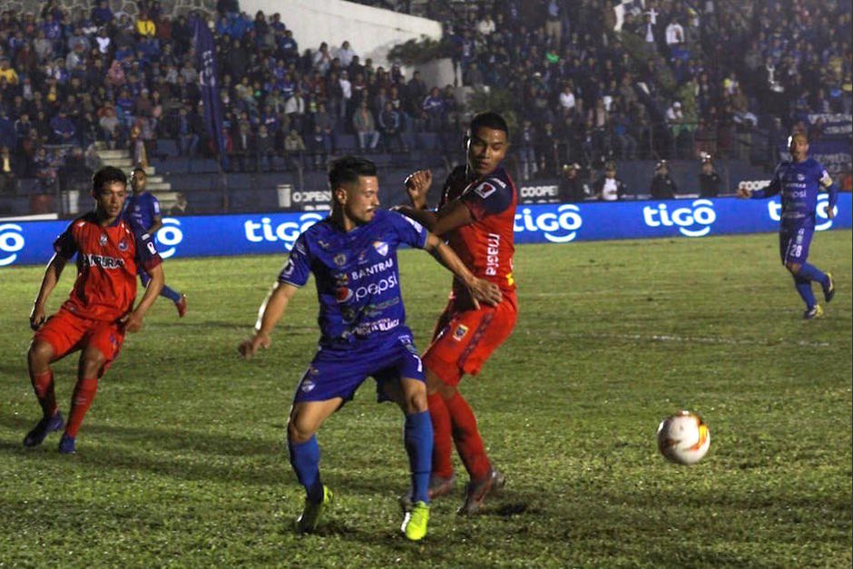 Stefano Cincotta y Carlos Alvarado disputan el balón en el estadio Verapaz. (Foto: Cobán Imperial)