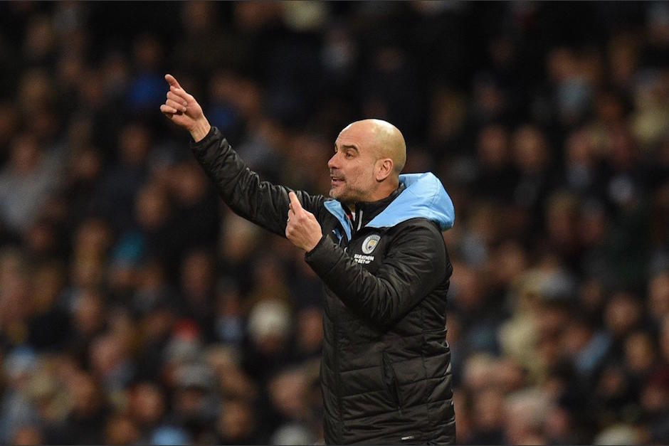 Pepe Guardiola da indicaciones a sus jugadores durante el partido del Manchester City ante el Crystal Palace. (Foto: AFP)