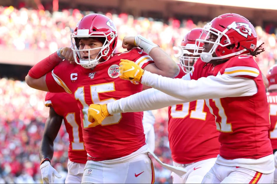 Patrick Mahomes festeja el touchdown que consigui&oacute;. (Foto: AFP)