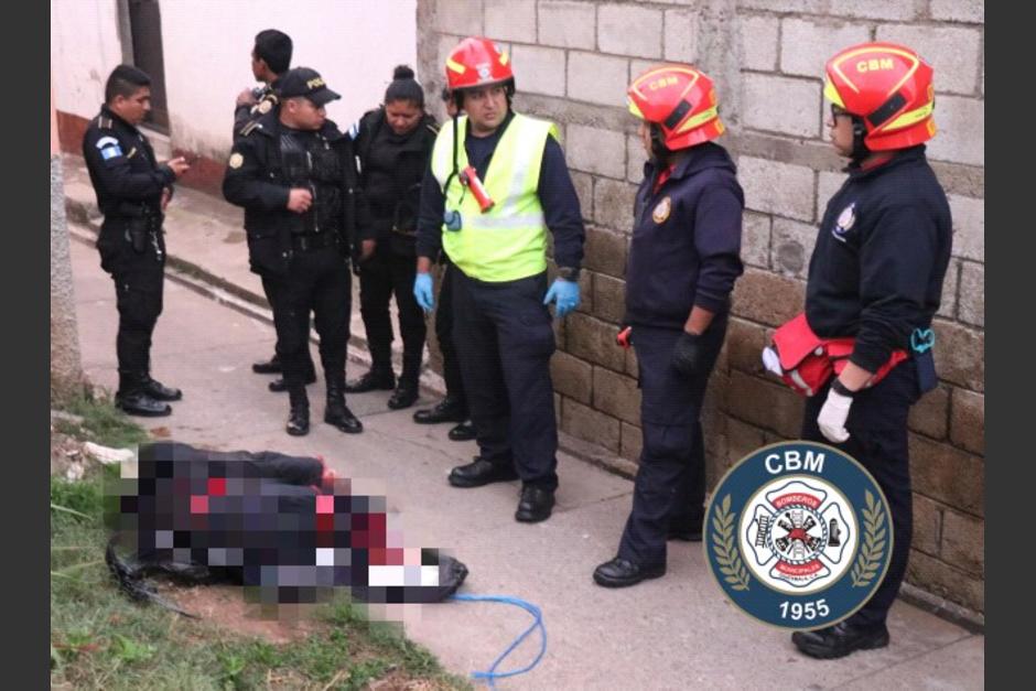El cadáver habría sido abandonado durante la madrugada. (Foto: Bomberos Municipales)